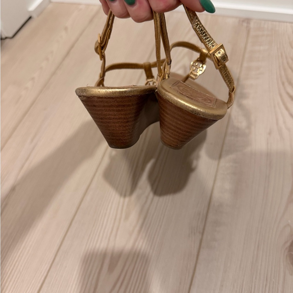 Tory Burch Gold Leather T-Strap Sandals - Women size 8 - Picture 2 of 3